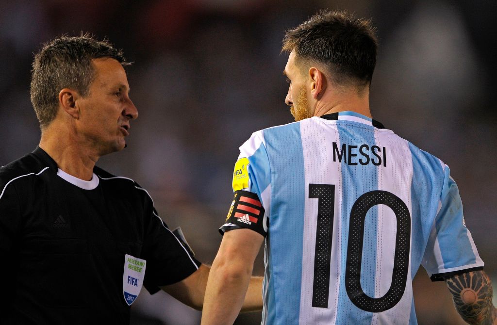 Messi no es el único: otros 4 grandes futbolistas sancionados por en la cancha | CNN