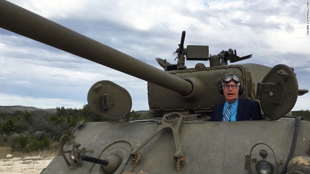 En Texas puedes conducir un tanque real de la II Guerra Mundial y disparar  lanzallamas | CNN