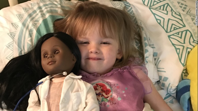 Príncipe Nuestra compañía recoger No quieres una como tú?": niña de 2 años le explica a una cajera por qué  escogió una muñeca negra | CNN