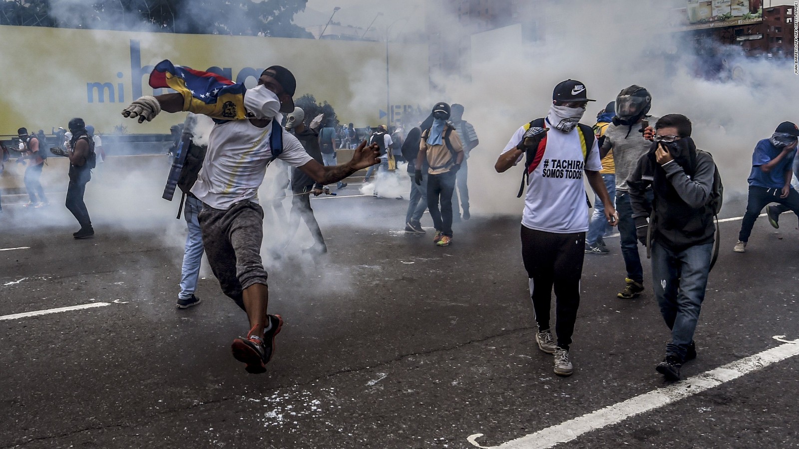 Dos muertos más y periodistas lastimados por protestas en Venezuela