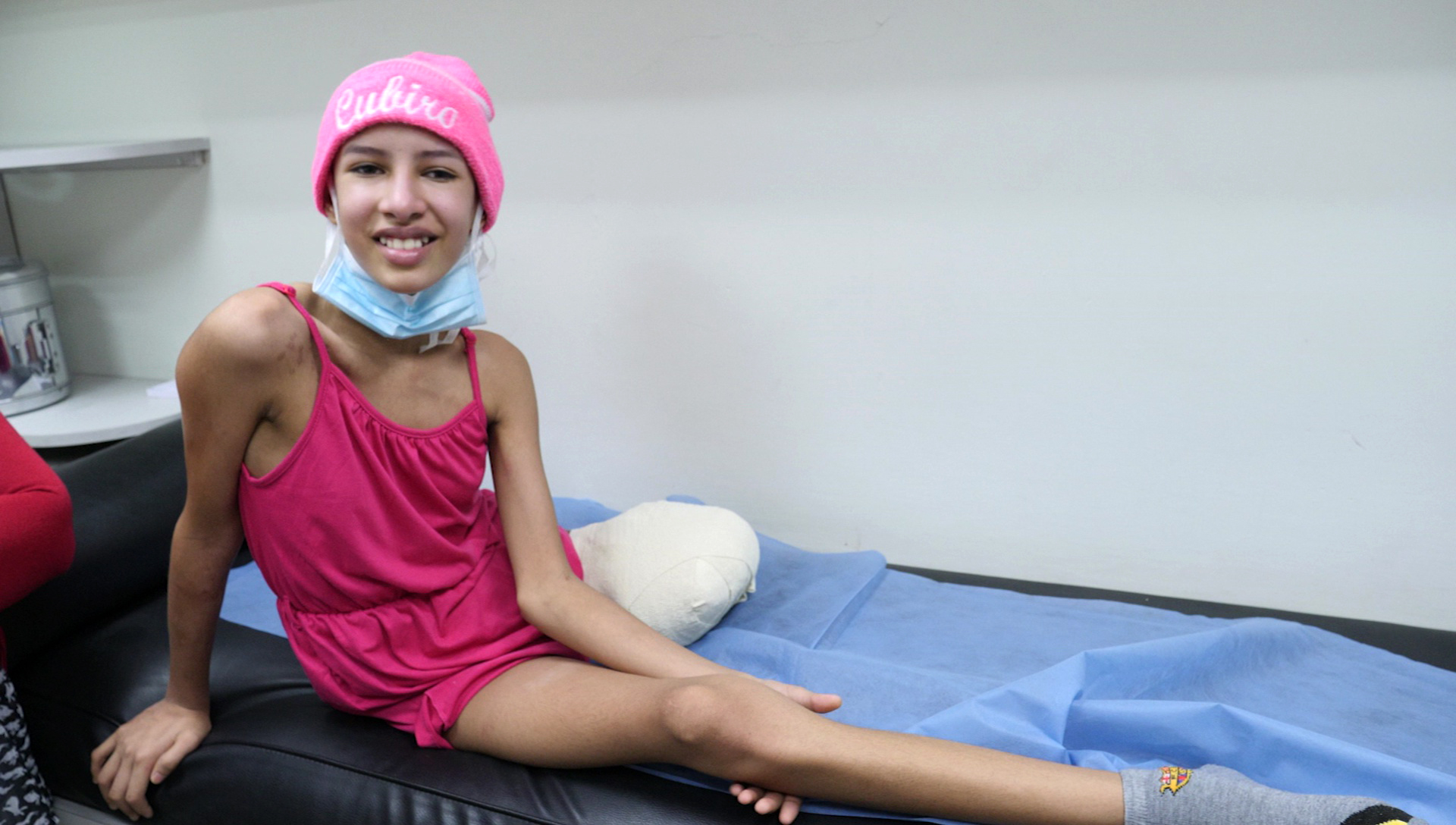 Daniela siente dolor en su pierna perdida, amputada por falta de recursos para detectar tempranamente la enfermedad y falta de medicinas para tratarla.