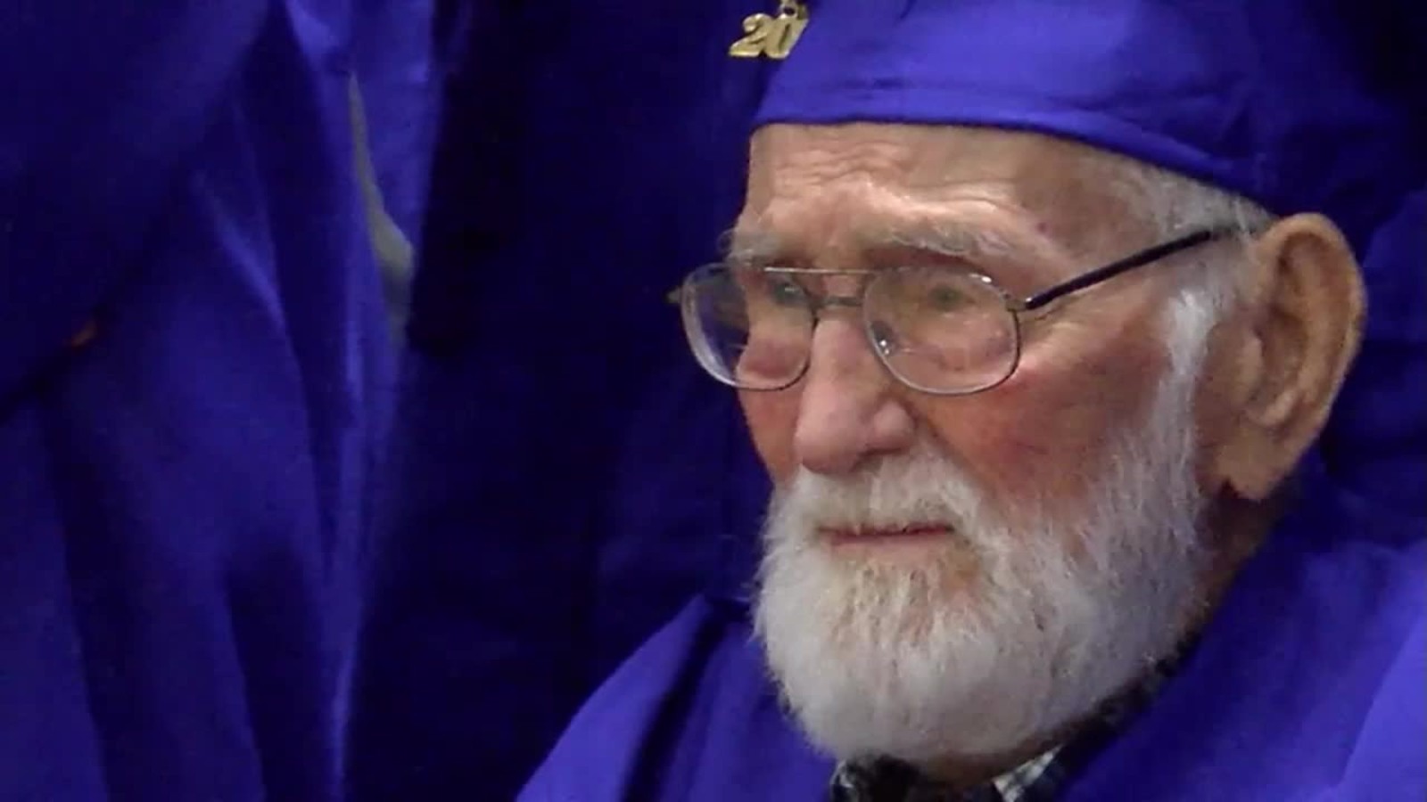 Veterano de guerra de 101 años finalmente se graduó | Video | CNN