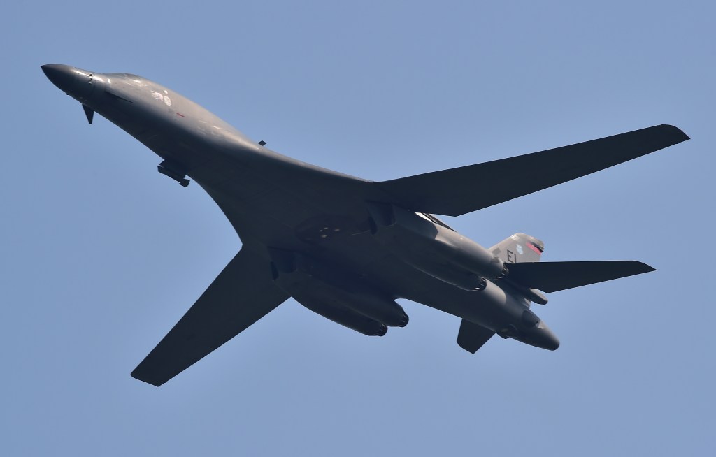 Un bombardero B-1B de Estados Unidos vuela sobre la base aérea de Osan el 13 de septiembre de 2016. Crédito: JUNG YEON-JE / AFP / Getty Images