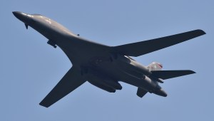 Un bombardero B-1B de Estados Unidos vuela sobre la base aérea de Osan el 13 de septiembre de 2016. Crédito: JUNG YEON-JE / AFP / Getty Images