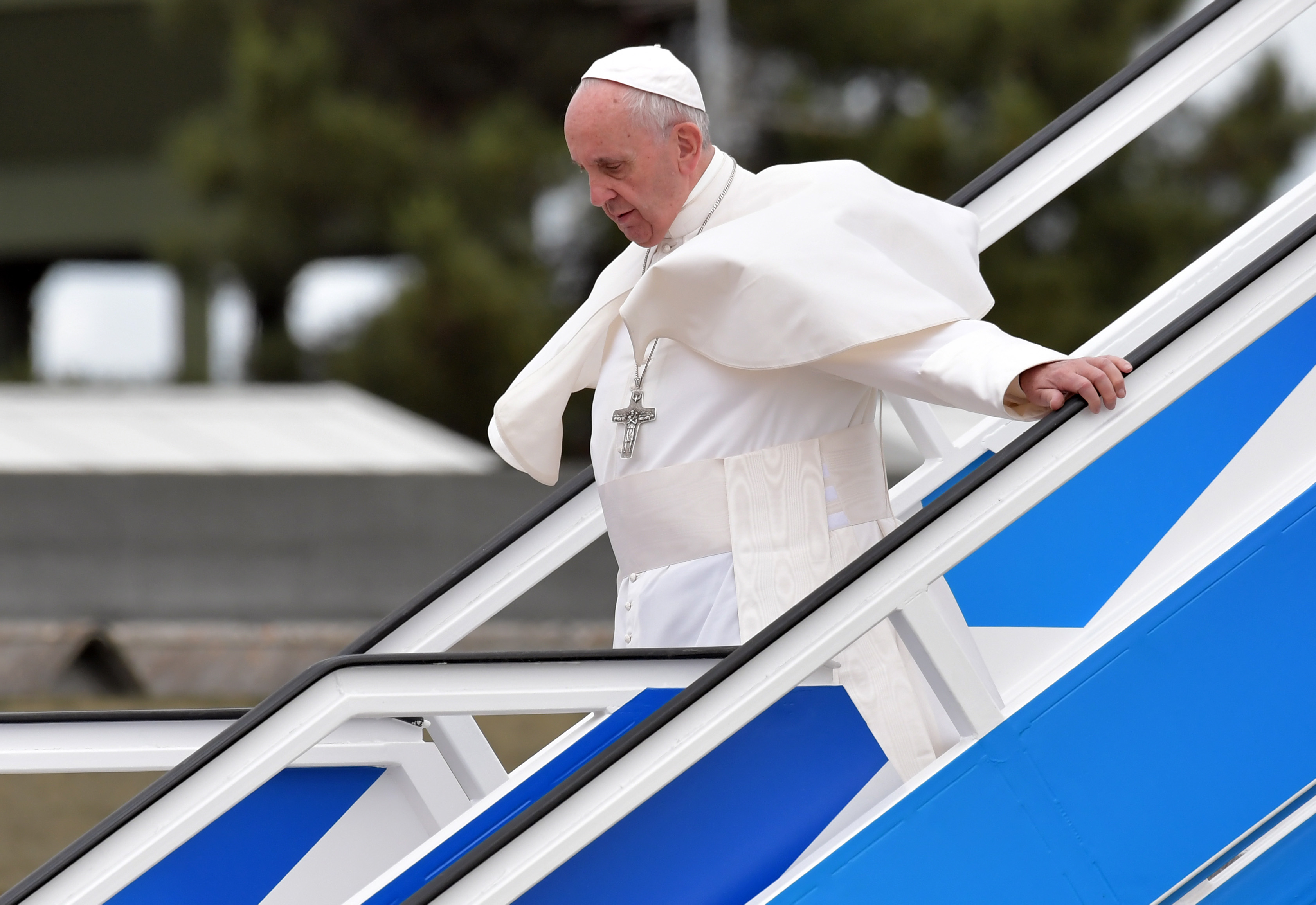 El papa Francisco sale de, avión que lo llevó a Fátima (Portugal) en el marco de la celebración del centenario de las apariciones de la Virgen María. (Crédito: TIZIANA FABI/AFP/Getty Images)