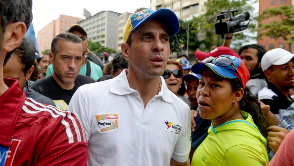Henrique Capriles (centro) durante una marcha opositora en Caracas el 12 de mayo de 2017. Crédito: FEDERICO PARRA/AFP/Getty Images