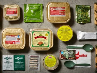 Comida Militar En Paquetes Retóricos Judías Con Carne En Un Bol Foto de  archivo - Imagen de cocinero, parque: 169108516