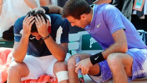 El español Nicolas Almagro (izq.) es consolado por el argentino Juan Martin del Potro después de que tuviera que retirarse por lesión durante su partido de Roland Garros el 1 de junio de 2017 en París. Crédito: aTHOMAS SAMSON / AFP / Getty Images.