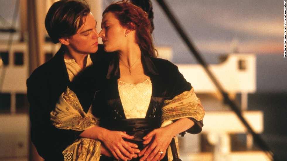 De izquierda a derecha: Leonardo DiCaprio interpreta a Jack Dawson y Kate Winslet interpreta a Rose DeWitt en TITANIC, de Paramount Pictures y Twentieth Century Fox.