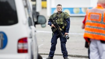 An armed police officer stands guard at the Turku Market Square in the Finnish city of Turku where several people were stabbed on August 18, 2017. One person was killed and eight were injured in a stabbing spree in the Finnish city of Turku, a hospital director said, after police shot one suspect and warned several others could be at large. / AFP PHOTO / Lehtikuva / Roni Lehti / Finland OUT (Photo credit should read RONI LEHTI/AFP/Getty Images)