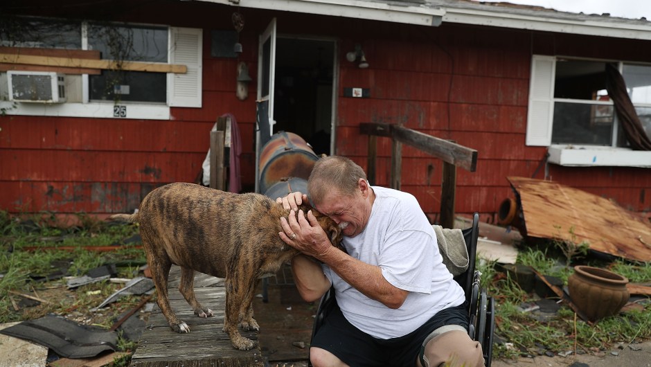 Steve Culver se abraza y gime junto a su perro Otis al recordar el "momento más aterrador de su vida", cuando el huracán Harvey destruyó la mayor parte de su casa el 26 de agosto de 2017 en Rockport, Texas. Crédito: Joe Raedle / Getty Images