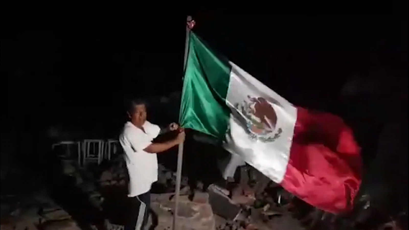 La Historia No Contada De La Bandera Izada Tras El Terremoto En México Video Cnn