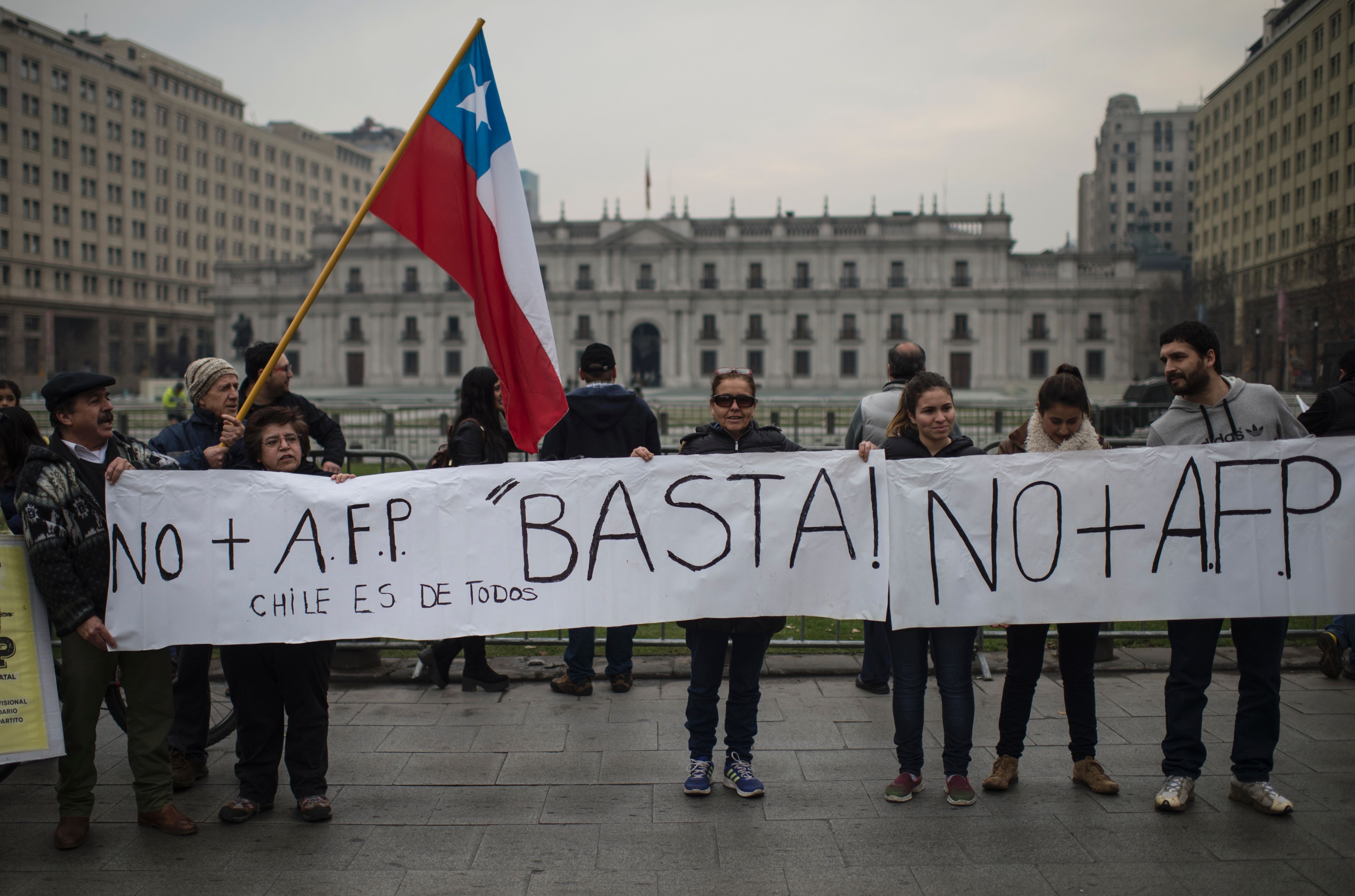 ¿Qué son las AFP y por qué las quieren cambiar en Chile? CNN