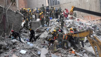 Volunteers remove rubble during the search for survivors in a flattened building in Mexico City on September 20, 2017 after a strong quake hit central Mexico on the eve killing at least 240 people. A powerful 7.1 earthquake shook Mexico City on Tuesday, causing panic among the megalopolis' 20 million inhabitants on the 32nd anniversary of a devastating 1985 quake. / AFP PHOTO / PEDRO PARDO (Photo credit should read PEDRO PARDO/AFP/Getty Images)