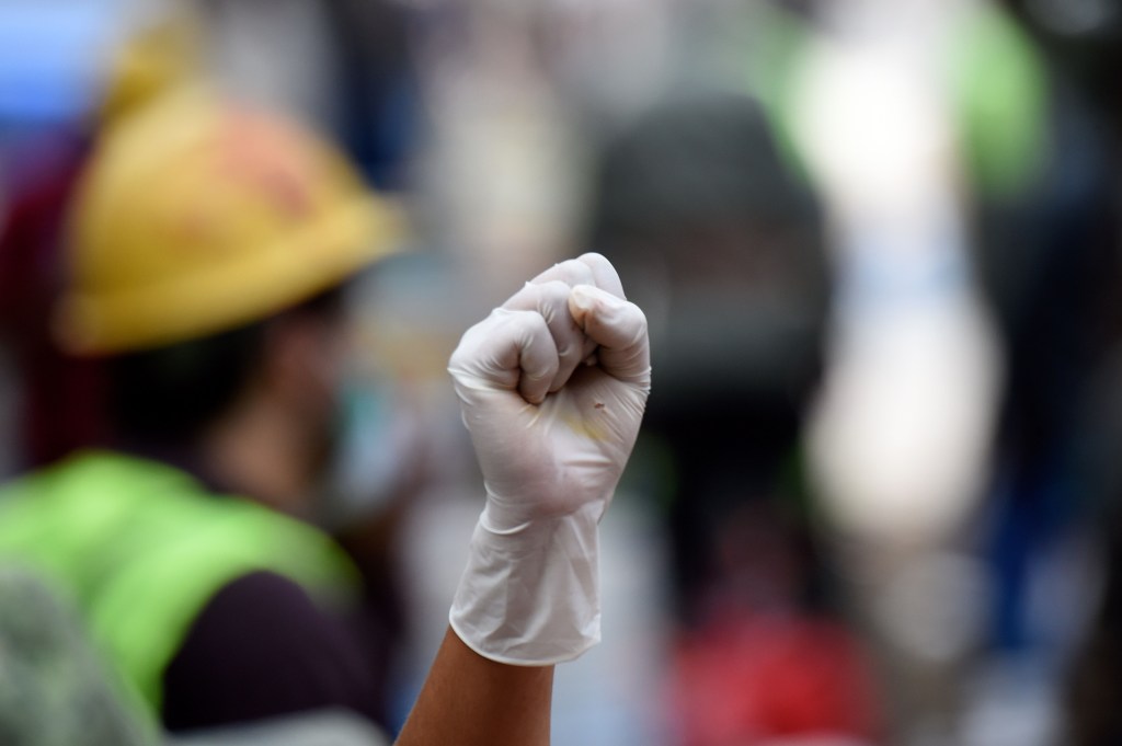 Un voluntario pide silencio durante la búsqueda de sobrevivientes en un edificio que se vino abajo en la Ciudad de México el 20 de septiembre de 2017 después de que un fuerte sismo golpeara el centro de México. Crédito: ALFREDO ESTRELLA / AFP / Getty Images.