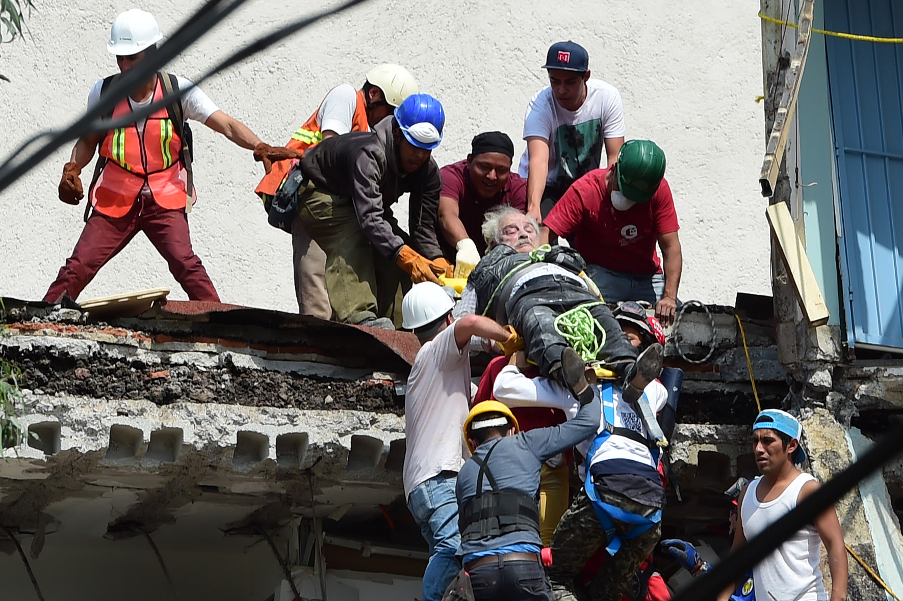 Видео спасения людей. Землетрясение в Мексике 2017 год 19 сентября. Спасатели спасают людей из под завалов. Спасательные работы из под завалов.