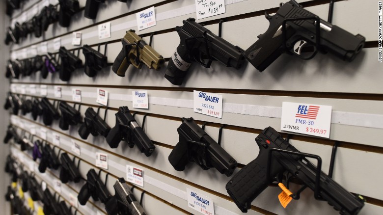 Qué se necesita en EEUU para comprar un arma de fuego?
