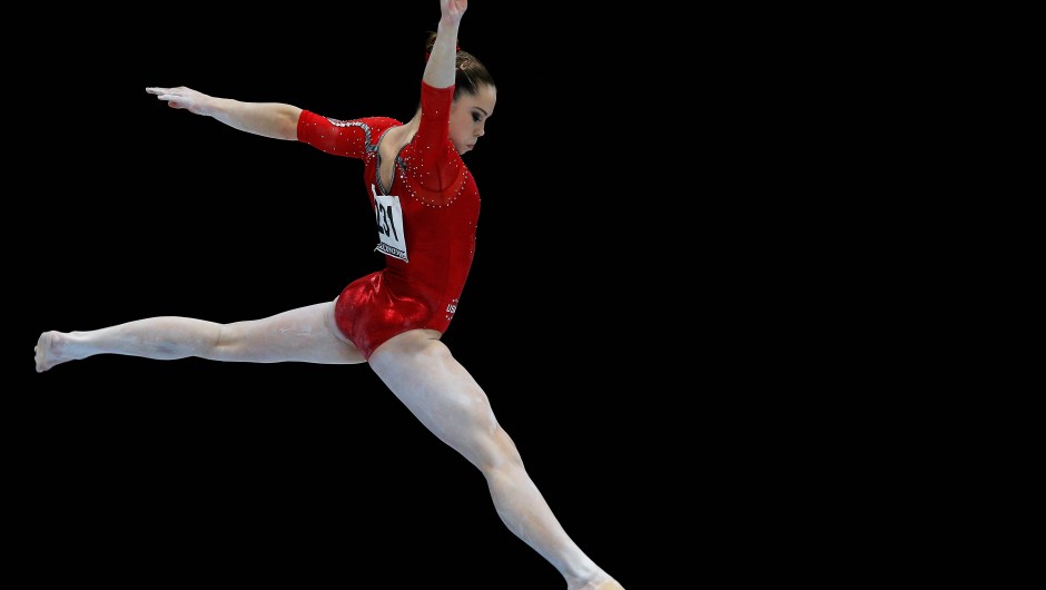 McKayla Maroney compite en las clasificatorias de barra de equilibrio en los Mundiales de Gimnasia Artística en Amberes, Bélgica, el 2 de octubre de 2013. Crédito: Dean Mouhtaropoulos / Getty Images