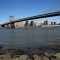 El puente de Manhattan visto desde un parque en Brooklyn que se inundó durante el huracán Sandy el 31 de marzo de 2014. Crédito: Spencer Platt / Getty Images