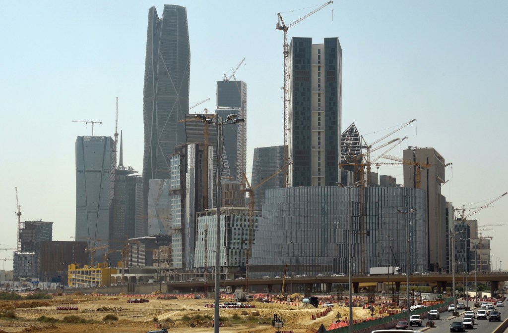 Una foto tomada el 9 de marzo de 2016 muestra las torres en construcción en el distrito financiero Rey Abdullah en la capital saudí de Riad. Crédito FAYEZ NURELDINE / AFP / Getty Images.