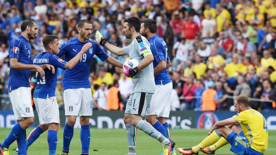 La selección italiana celebra la victoria tras el partido del grupo E de la Eurocopa 2016 contra Suecia en el que los suecos quedaron eliminados, el 17 de junio de 2016 en Toulouse, Francia. Crédito: Claudio Villa / Getty Images.