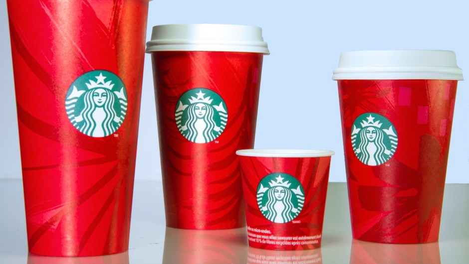 En 2014, los vasos de Starbucks también fueron rojos. Sin embargo, utilizaron diferentes tonos para ilustrar los copos de nieve y los árboles.