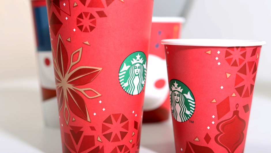 Rojo, dorado y un toque de blanco, los vasos navideños de Starbucks de 2013 incluyeron adornos de árboles de Navidad, copos de nieve y estrellas.
