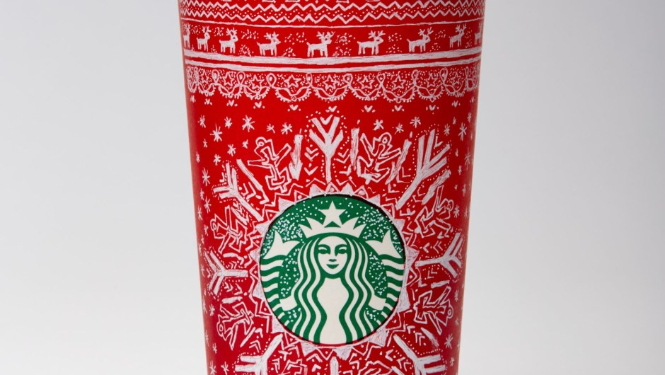 Las tazas de Starbucks para las fiestas de 2016 presentaron diseños creados por 13 clientes de seis países.