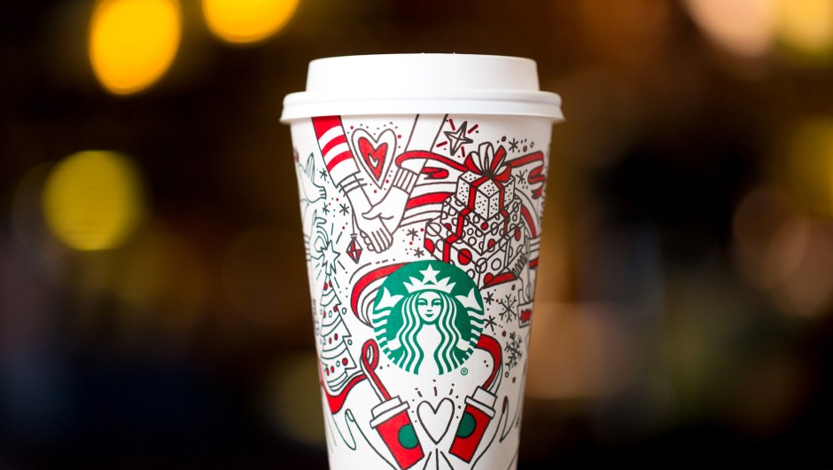 El vaso navideño de Starbucks 2017 desafía a los aficionados a su café a ser creativos, con un diseño que puede pintar y personaliza. Crédito: Joshua Trujillo, Starbucks