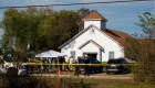 Personal de emergencia responde al tiroteo en la iglesia bautista en Sutherland Springs, Texas, el domingo 5 de noviembre de 2017.