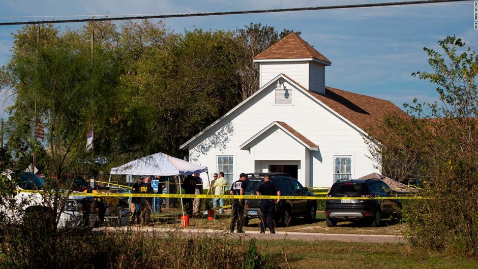 Personal de emergencia responde al tiroteo en la iglesia bautista en Sutherland Springs, Texas, el domingo 5 de noviembre de 2017.