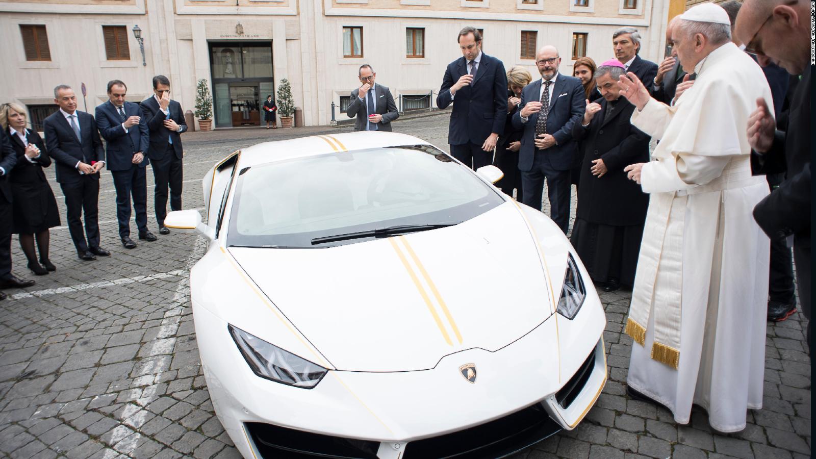 Un Lamborghini hecho para el papa | Video | CNN