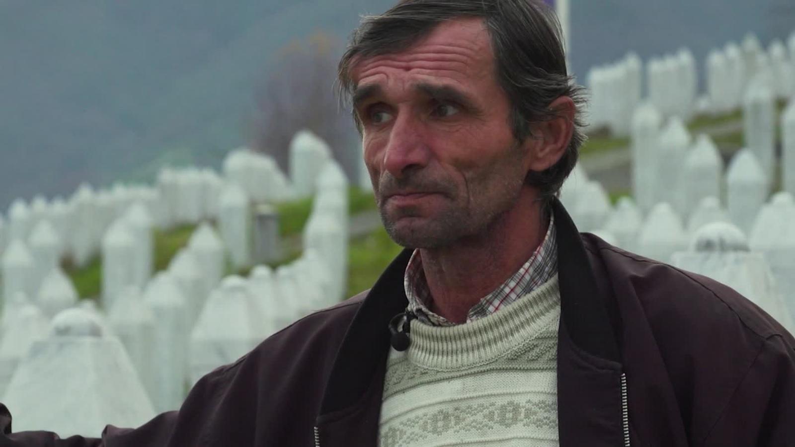 Este Hombre Busca Los Restos De La Masacre En Srebrenica Video Cnn 