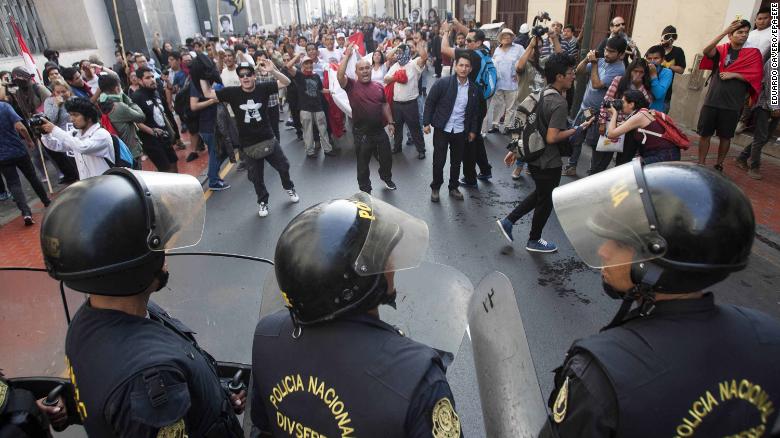 epa06405794 Riot police officers block the passage of protesters during a demonstration against the pardon to ex-president Alberto Fujimori, in Lima, Peru, 25 December 2017. Thousands of people demonstrated in the main cities of Peru against a medical pardon granted by Peruvian President Pedro Pablo Kuczynski to jailed former president Alberto Fujimori, who was serving a 25-year prison sentence for human rights abuses. EPA-EFE/EDUARDO CAVERO