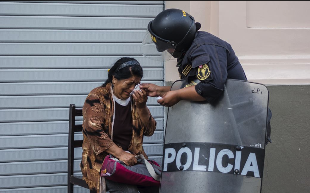 El gesto de un policía con una mujer en una protesta en Perú se vuelve viral CNN