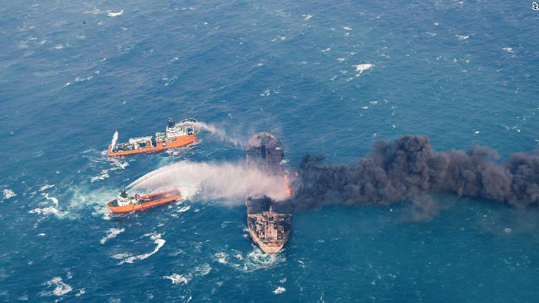 En esta foto proporcionada por el Ministerio de Transporte de China el 10 de enero, barcos contra incendios intentan apagar las llamas del banquero Sanchi en el Mar Oriental de China, en la costa oriental de China.