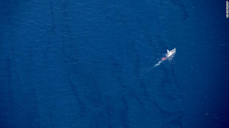 El 15 de enero la agencia estatal de noticia de China Xinhua divulgó esta foto aérea. En ella se observa una embarcación navegando a través de un derrame petrolero en la superficie del Mar Oriental de China, ocasionado tras el hundimiento del banquero iraní Sanchi.