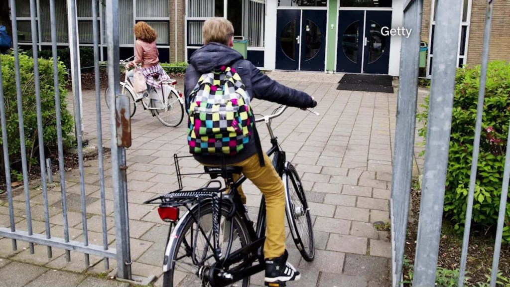 Joven llega a su escuela en bicicleta