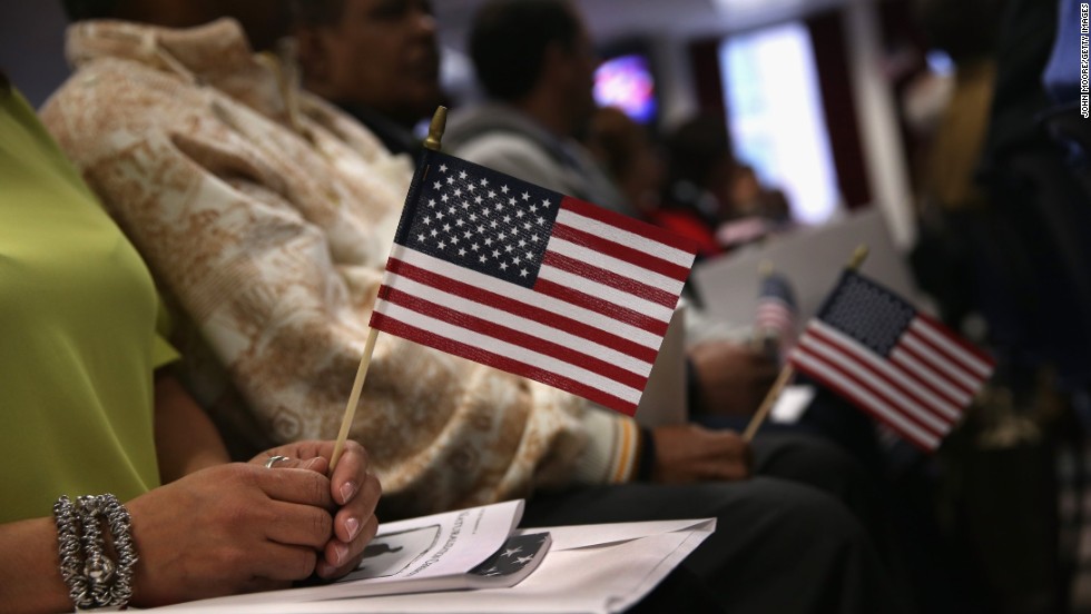 El servicio de inmigración de Estados Unidos actualiza su declaración y