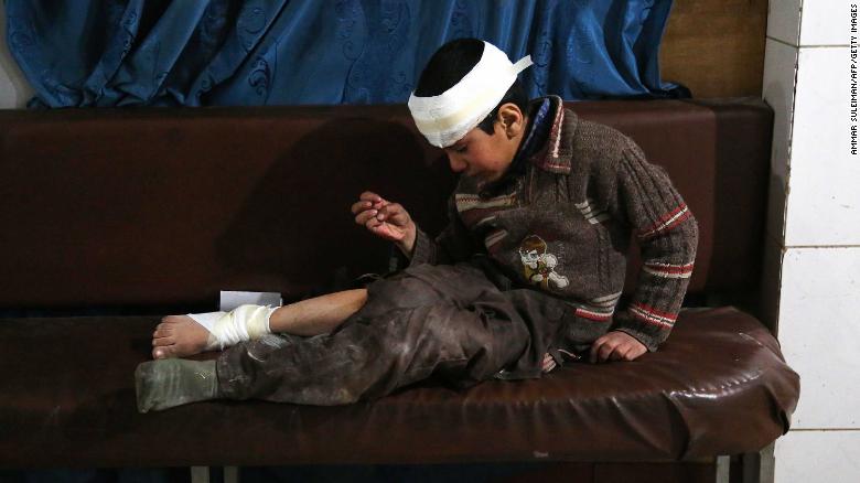 Ghaith, un niño herido de 12 años, llora mientras espera por tratamiento y noticias de su madre, que está en la sala de operaciones. Fueron alcanzados en un ataque aéreo en la ciudad de Jisreen.