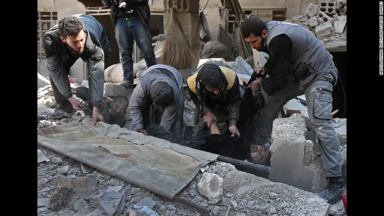 Miembros de un equipo civil de defensa en Siria rescatan a un hombre en Hamouria. El 21 de febrero de 2018.