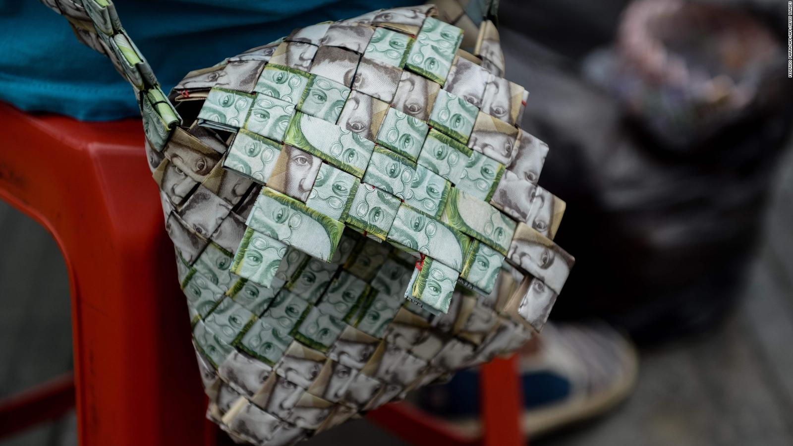 En Venezuela los artesanos hacen carteras con billetes: es el “Money Art” Video | CNN