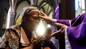 Una mujer recibe la señal de la cruz durante una misa el Miércoles de Ceniza en San Salvador. CRÉDITO: MARVIN RECINOS/AFP/Getty Images
