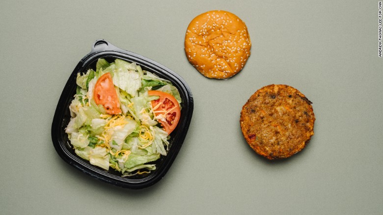 Burger King ofrece la hamburguesa vegetariana Morningstar con lechuga, tomates, cebolla, pepinillos, ketchup y mayonesa. Pero los condimentos tienen altas cantidades de sodio. Una ensalada verde es buena, pero quita los picatostes y añadidos, que tienen aún más sodio.