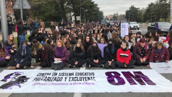Estudiantes universitarios cortan una calle en la manifestación por el Día de la Mujer. En Madrid, España.