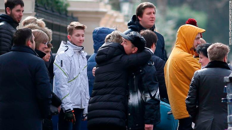 Reino Unido ya ha expulsado 23 diplomáticos rusos. La gente se daba abrazos en la embajada de Rusia en Londres el 20 de marzo. (Crédito: DANIEL LEAL-OLIVAS/AFP/Getty Images)