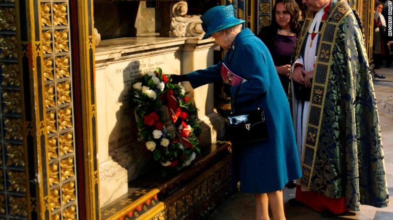 La reina Isabel II deposita una ofrenda floral en la tumba de Sir Isaac Newton en Londres, el 8 de marzo de 2010.