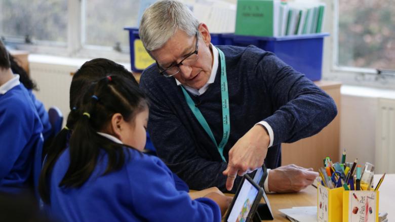 En 2017, el CEO de Apple, Tim Cook, visitó una escuela en Londres para ver cómo los estudiantes usan iPads y software relacionado en el aula. (Crédito: Yui Mok/PA Wire)