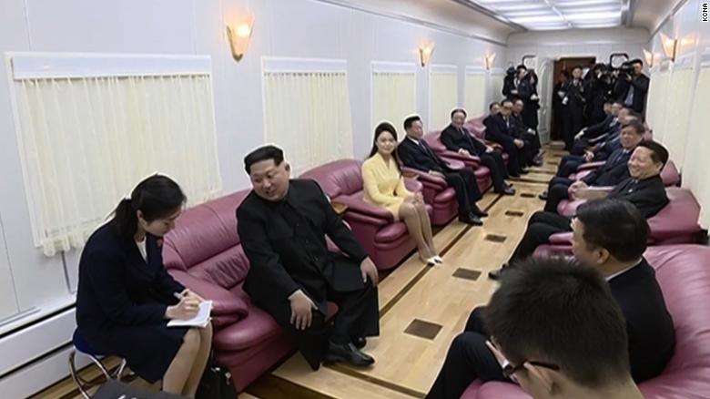 Funcionarios chinos reunidos con Kim en el tren blindado.