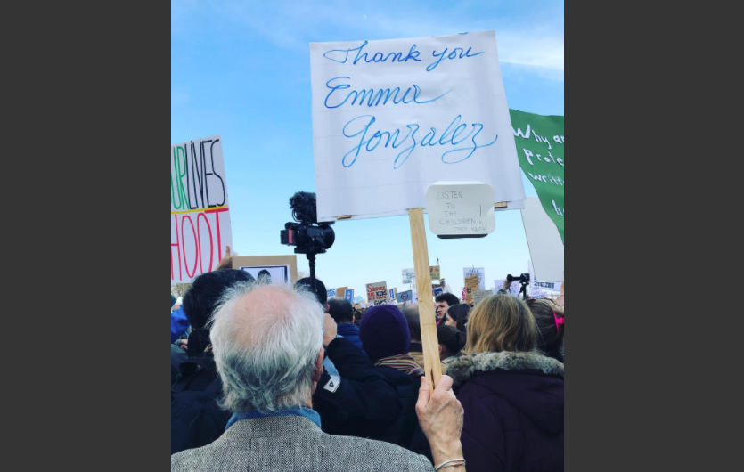 Jen Wink Hays capturó a un manifestante mayor sosteniendo un cartel que agradece a la sobreviviente de Parkland Emma Gonzalez. "Gracias Emma Gonzalez", dice en letras grandes. Debajo, agregó: "Escuchen a los niños. Ellos lo saben". (Crédito: Jen Wink Hays/Instagram)